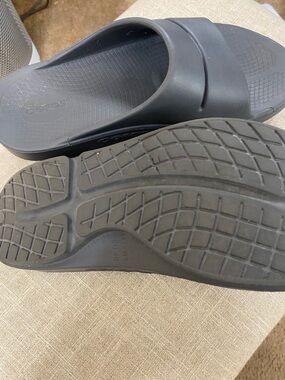 OOFOS Women's Recovery Slide Sandals in Black